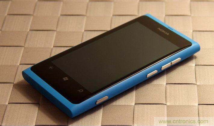 拆解諾基亞Lumia800,做工依舊精細(xì)！