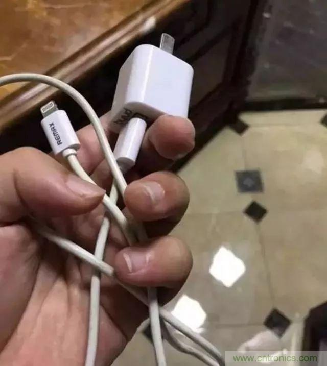 拆了個電容之后，我的iPhone也會自動訂房了